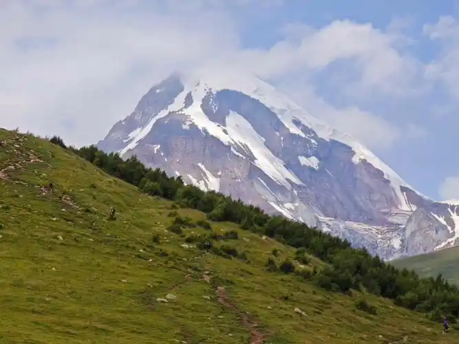 卡兹别克的雪山脚下