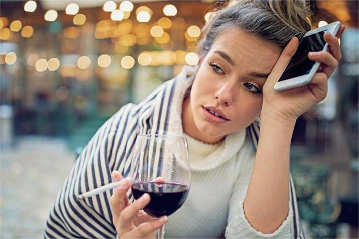 吸烟喝酒的女性